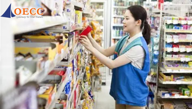 Du học sinh làm thêm tại cửa hàng tiện lợi.